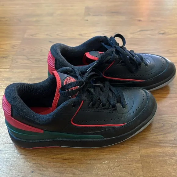 Air Jordan nike retro low style boys sneakers.