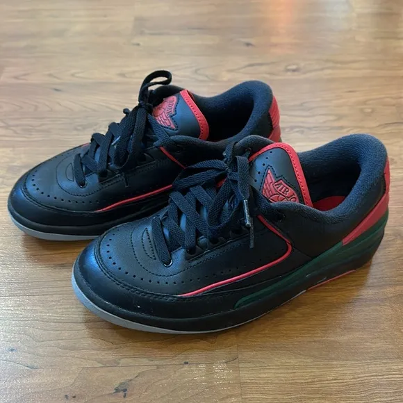 Air Jordan nike retro low style boys sneakers.