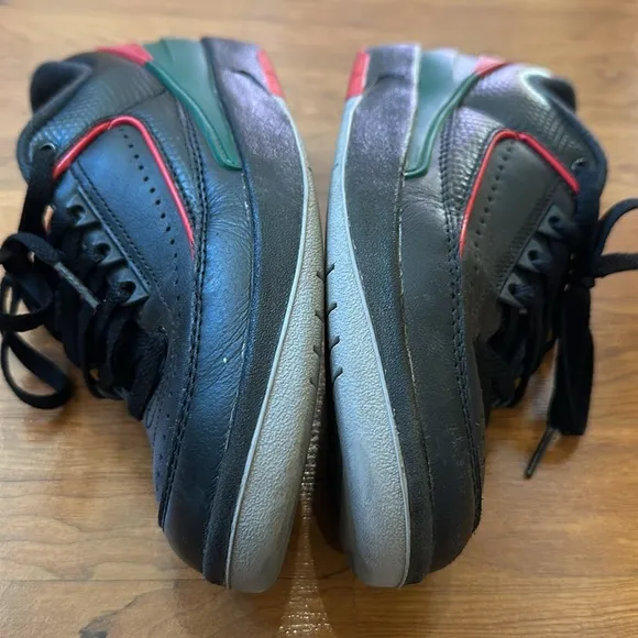 Air Jordan nike retro low style boys sneakers.