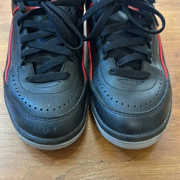 Air Jordan nike retro low style boys sneakers.