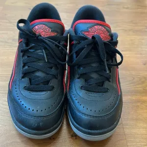 Air Jordan nike retro low style boys sneakers.