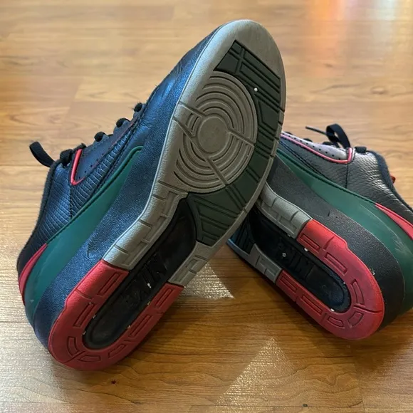 Air Jordan nike retro low style boys sneakers.