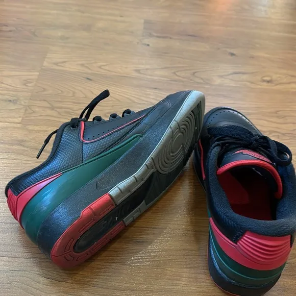 Air Jordan nike retro low style boys sneakers.