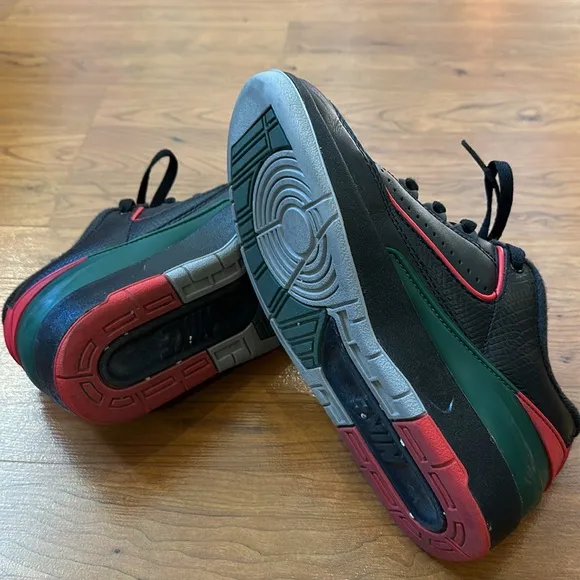 Air Jordan nike retro low style boys sneakers.
