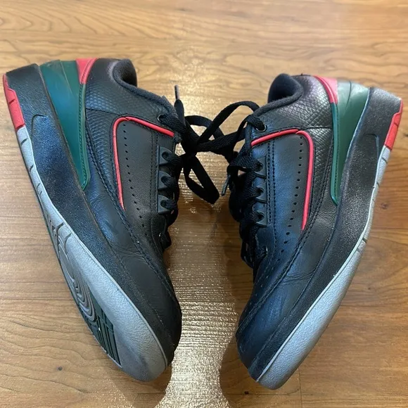 Air Jordan nike retro low style boys sneakers.