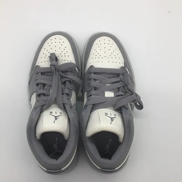 Air Jordan Wmns 1 Low SE Sneaker in Light Steel Grey DV0426 012