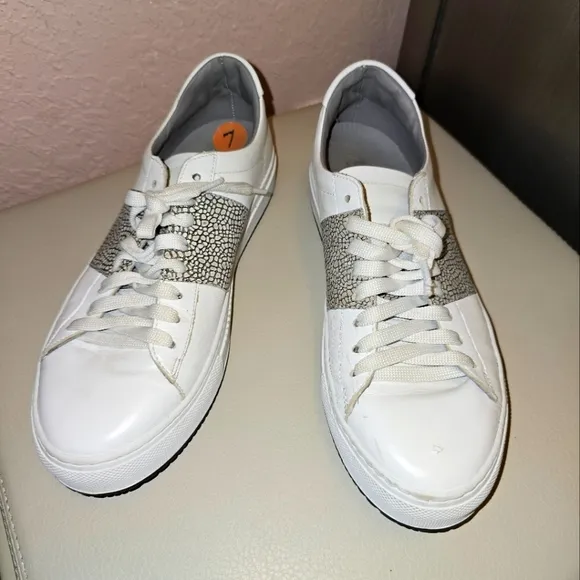 BOEMOS white leather walking shoes. Made in Italy. Size 8, used