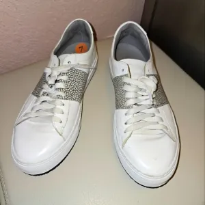 BOEMOS white leather walking shoes. Made in Italy. Size 8, used