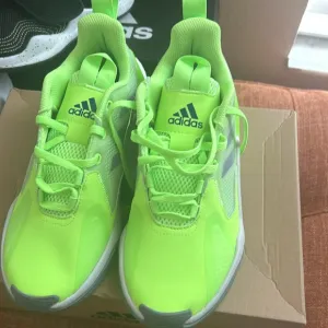 BRAND NEW - 4UTURE ONE RUNNING SHOES