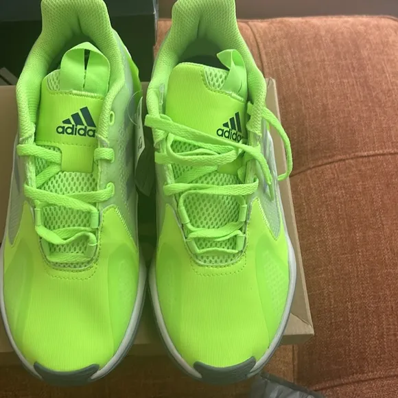 BRAND NEW - 4UTURE ONE RUNNING SHOES