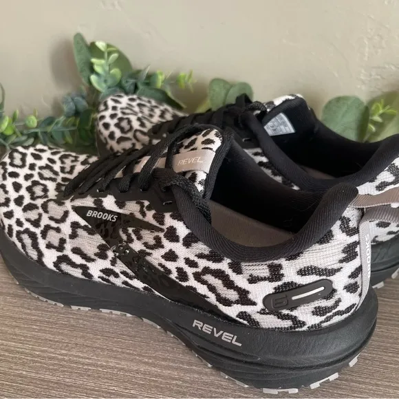 Brooks Revel 6 Running Shoes Womens Size 9 Leopard Black White