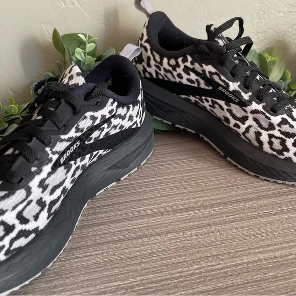 Brooks Revel 6 Running Shoes Womens Size 9 Leopard Black White