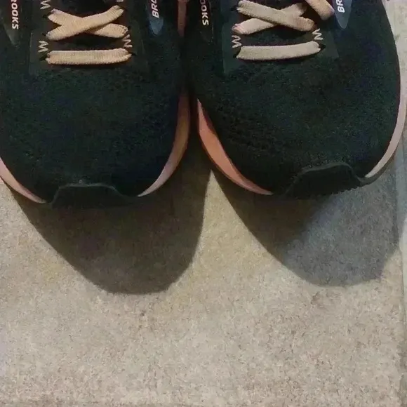 Brooks Size 7 Women's Running Shoes LIMITED EDITION Tropical Levitate 3