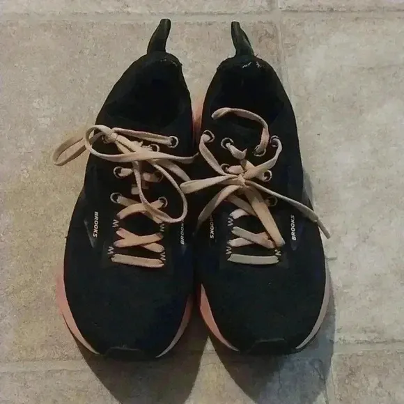 Brooks Size 7 Women's Running Shoes LIMITED EDITION Tropical Levitate 3
