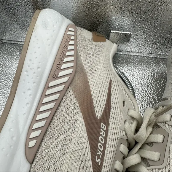 Brooks Womens ARIEL 24 GTS Beige Run Sneakers Size 8.5 2E Extra Wide No Insoles