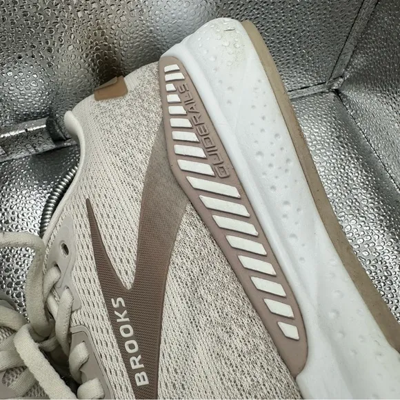 Brooks Womens ARIEL 24 GTS Beige Run Sneakers Size 8.5 2E Extra Wide No Insoles