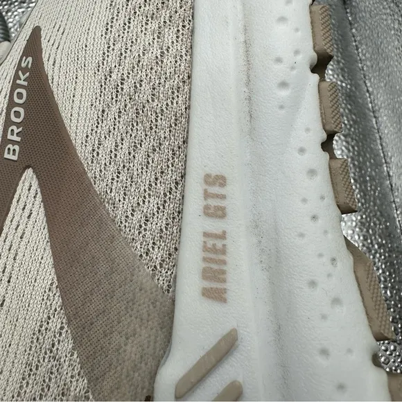 Brooks Womens ARIEL 24 GTS Beige Run Sneakers Size 8.5 2E Extra Wide No Insoles