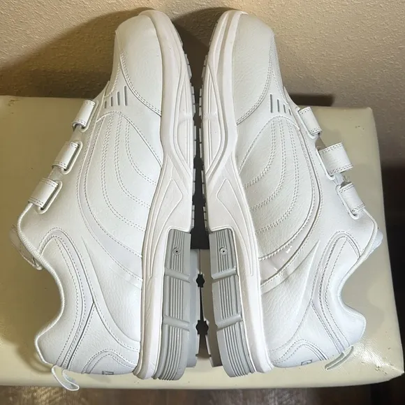 Gravity Defyer walking shoes size 14