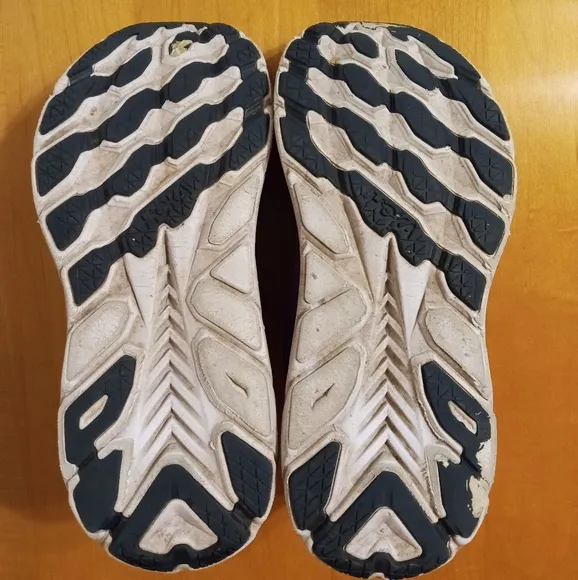 Hoka One One Clifton 8 running shoes size 7B
