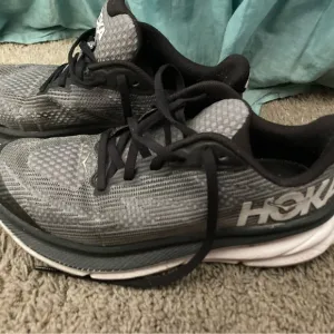 Hoka One One Clifton 9 Youth Big Kid BWHT Black Running Shoes Sneakers Size 4MD