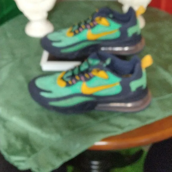 Men's Neon Air 70 react tennis shoes sz 9.5