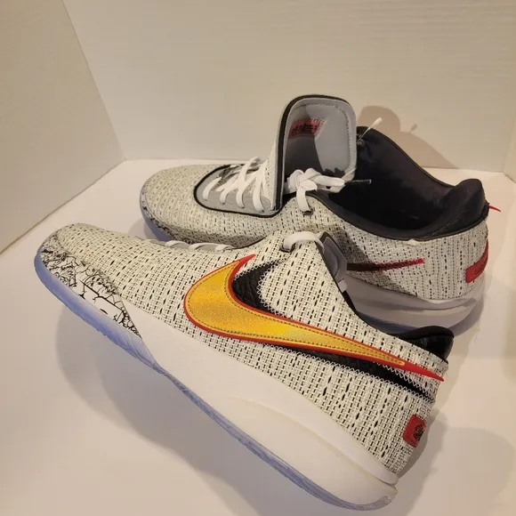 Men's Nike White Lebron XX 20 Low Top Baskrtball Shoes Men's Size 17