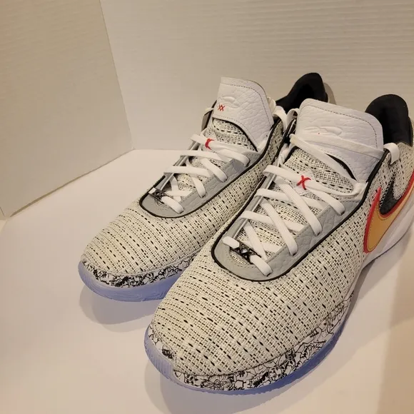 Men's Nike White Lebron XX 20 Low Top Baskrtball Shoes Men's Size 17