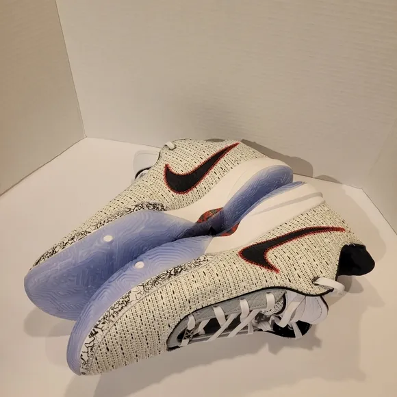 Men's Nike White Lebron XX 20 Low Top Baskrtball Shoes Men's Size 17