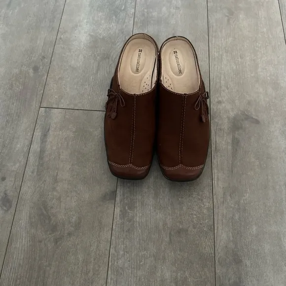 Naturalizer “Detail” Comfort Mules Suede Leather Slip On Mules 8.5 Wide Women’s