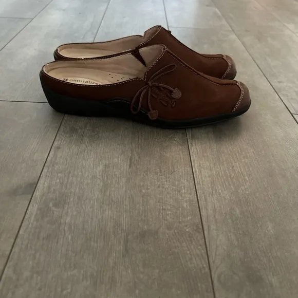 Naturalizer “Detail” Comfort Mules Suede Leather Slip On Mules 8.5 Wide Women’s