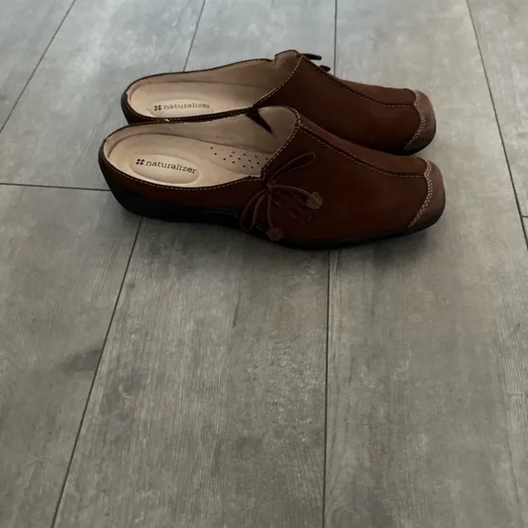 Naturalizer “Detail” Comfort Mules Suede Leather Slip On Mules 8.5 Wide Women’s