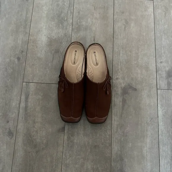 Naturalizer “Detail” Comfort Mules Suede Leather Slip On Mules 8.5 Wide Women’s