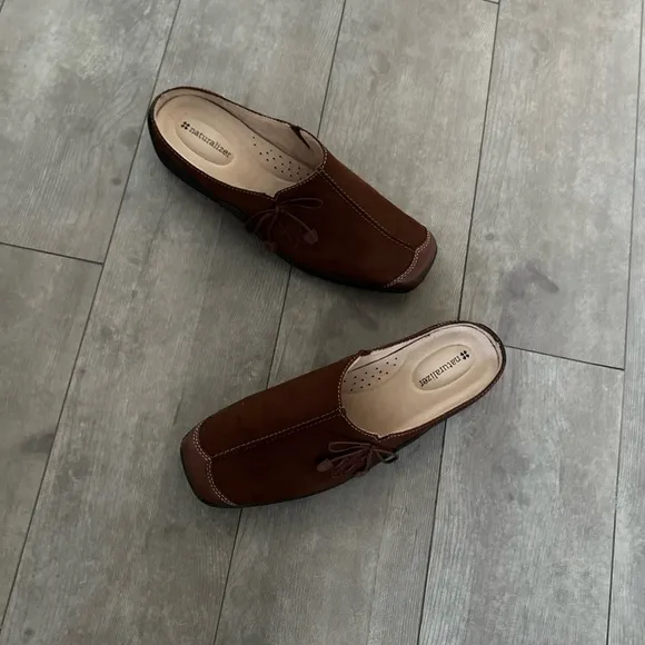 Naturalizer “Detail” Comfort Mules Suede Leather Slip On Mules 8.5 Wide Women’s