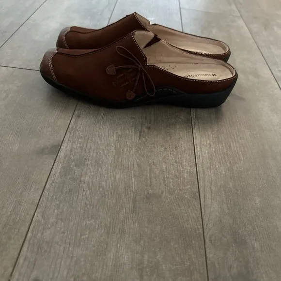 Naturalizer “Detail” Comfort Mules Suede Leather Slip On Mules 8.5 Wide Women’s