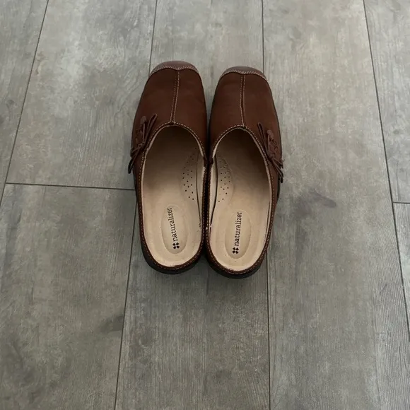 Naturalizer “Detail” Comfort Mules Suede Leather Slip On Mules 8.5 Wide Women’s