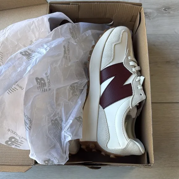 NEW BALANCE 327 Womens Shoes Beige Red Size W9 M7.5 New in Box