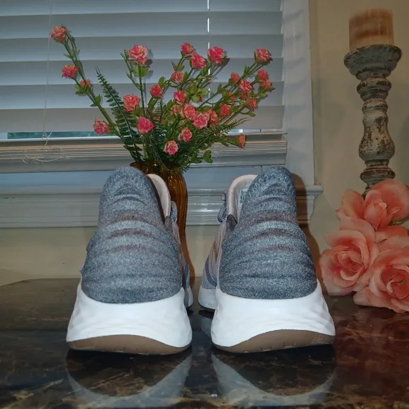 New Balance Fresh Foam Roav 4 Comfort/Athletic Lifestyle Shoes Size 9.5 for Wom
