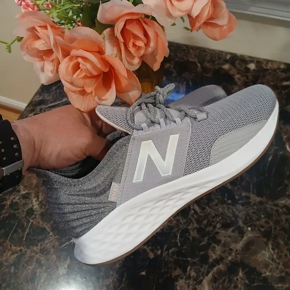 New Balance Fresh Foam Roav 4 Comfort/Athletic Lifestyle Shoes Size 9.5 for Wom