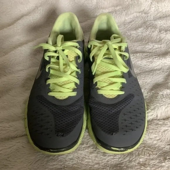 NIKE 511527-300 Women's Free 4.0 V2 Charcoal Electric Court Green Shoe Size 7