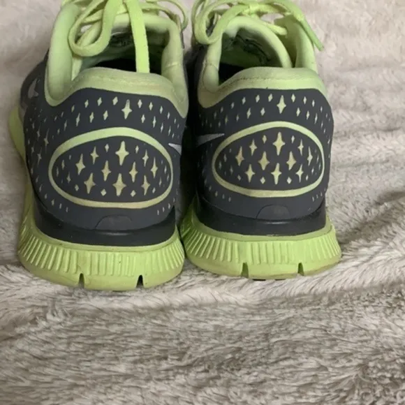 NIKE 511527-300 Women's Free 4.0 V2 Charcoal Electric Court Green Shoe Size 7
