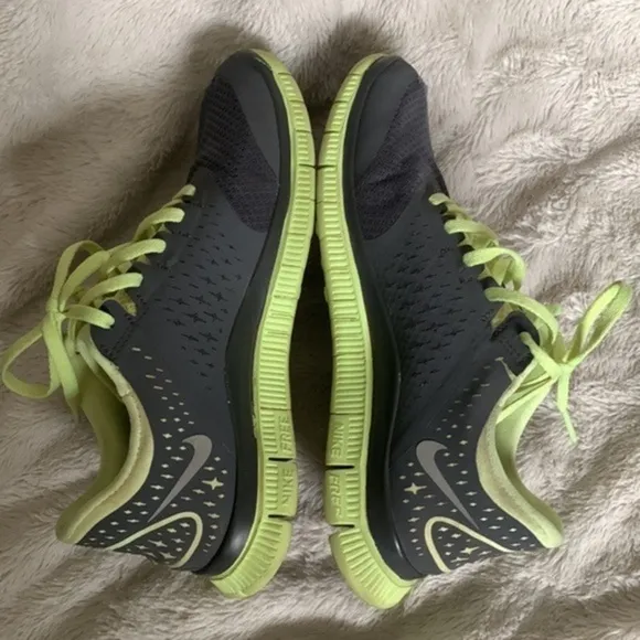 NIKE 511527-300 Women's Free 4.0 V2 Charcoal Electric Court Green Shoe Size 7