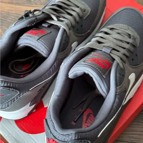 Nike Air Max 90 DR0145 003 Men's Size 9 Shoes Iron Grey White University Red