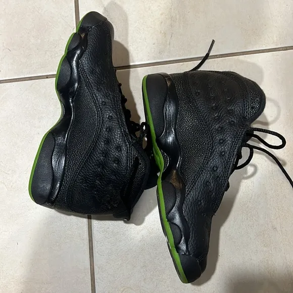 Nike Boys Air Jordan 13 414574-042 Black Basketball Sneakers Size 4Y LIKE NEW!