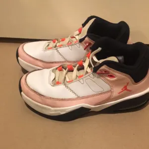 Nike Jordan Max Aura 3 Atmosphere White Pink shoes/Sneakers DA8021-102 Size 4.5