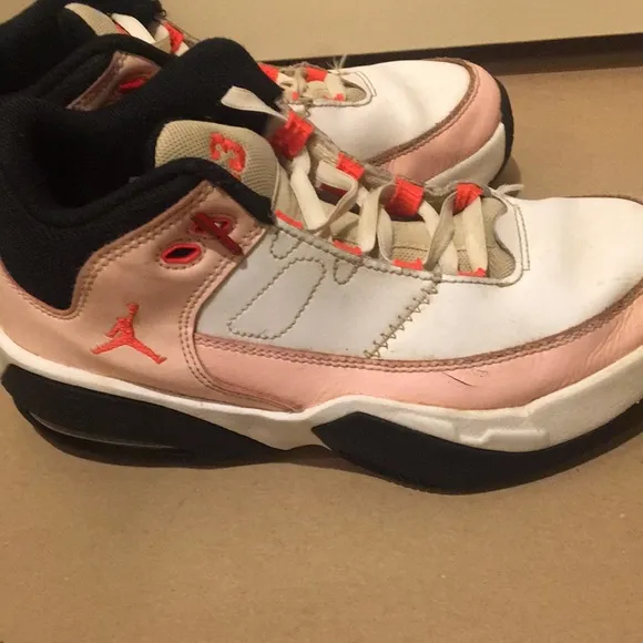 Nike Jordan Max Aura 3 Atmosphere White Pink shoes/Sneakers DA8021-102 Size 4.5
