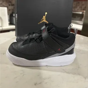 NIKE JORDAN MAX AURA 5 (TD) SNEAKERS TODDLER BLACK/GRAY/WHITE HI-TOP SHOES