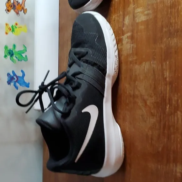Nike Kyrie Flytrap GS Basketball Shoes great condition Size 6 youth