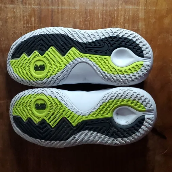 Nike Kyrie Flytrap GS Basketball Shoes great condition Size 6 youth