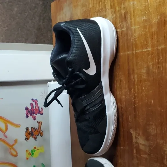 Nike Kyrie Flytrap GS Basketball Shoes great condition Size 6 youth