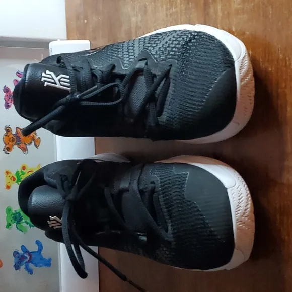 Nike Kyrie Flytrap GS Basketball Shoes great condition Size 6 youth